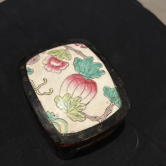 Chinese Lacquer Shard Trinket Box 3.75” - Picture 5 of 8